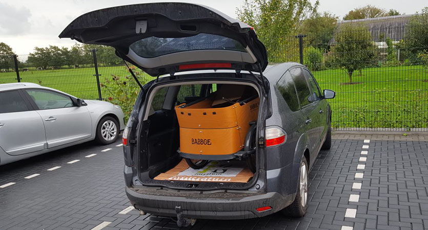 Transporting a cargo bike by car